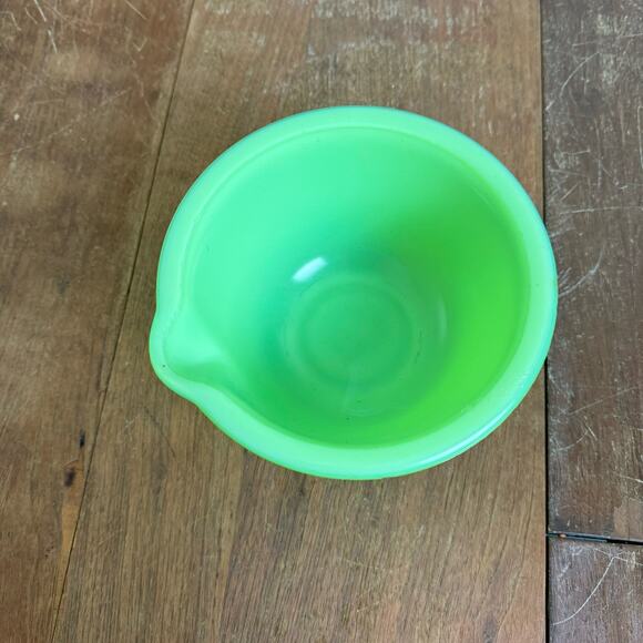 VTG 1940s McKee Green Vaseline Uranium Jadeite Milk Glass 6 inch Mixing Bowl - Picture 9 of 9